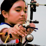 Se ve a una niña apuntando con un arco