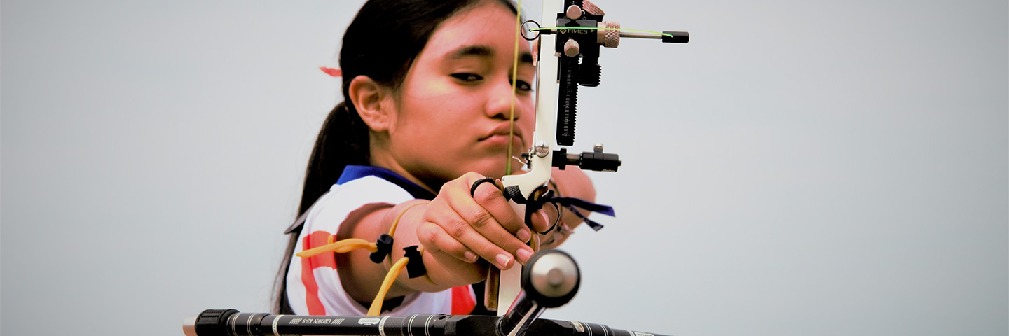 Se ve a una niña apuntando con un arco