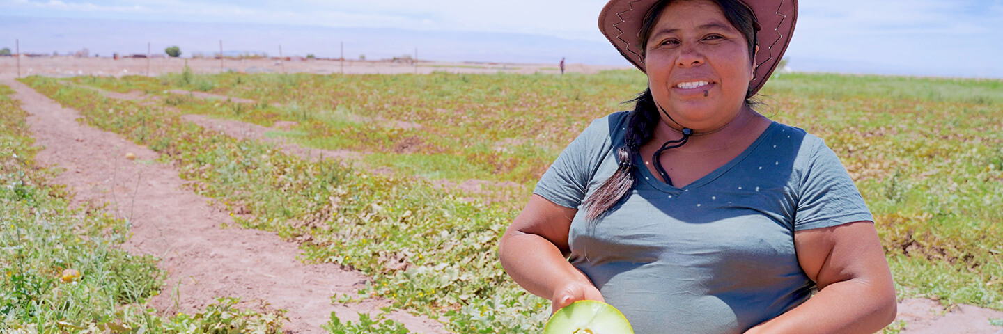 Imagen de una mujer con un campo detrás