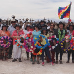 Se ve a un grupo de personas en el cementerio en el desierto