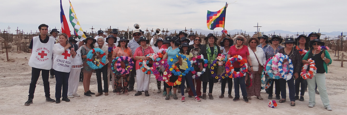 Se ve a un grupo de personas en el cementerio en el desierto